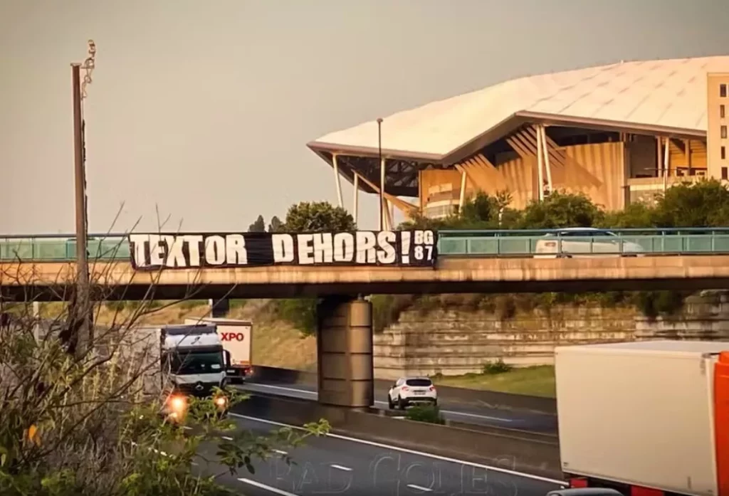 Torcida protesta contra John Textor após rebaixamento do Lyon
