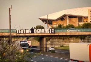 Torcida protesta contra John Textor após rebaixamento do Lyon