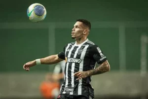 Atlético-MG confirma dívida com Paulinho após venda ao Palmeiras