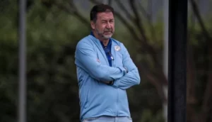 Conselheiros processam Corinthians para tentar devolver presidência a Augusto Melo