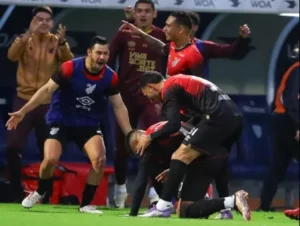 Athletico encosta no G4 da Série B