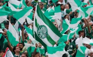 Palmeirenses ignoram bronca da polícia e lotam Ocean Drive, em Miami