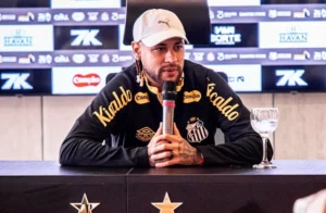 Neymar se diverte com família no Santos e diz que auge foi no PSG