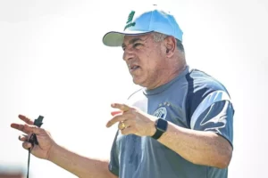 Técnico do Confiança quer desempenho inteligente longe de casa