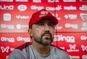 Série B: Técnico do Vila Nova cobra reação e aponta queda de rendimento
