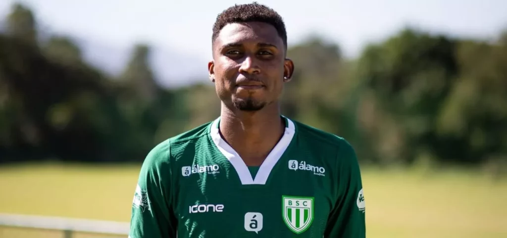 Boavista oficializa a contratação do lateral-esquerdo Titto