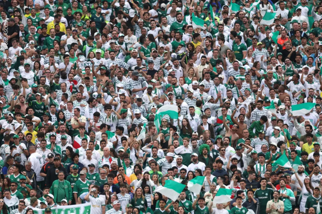 Sul-americanos dão vida ao Mundial em meio a desinteresse 2 Presença massiva de torcedores transforma Times Square e Estádio MetLife em palcos verdes durante empate contra o FC Porto.