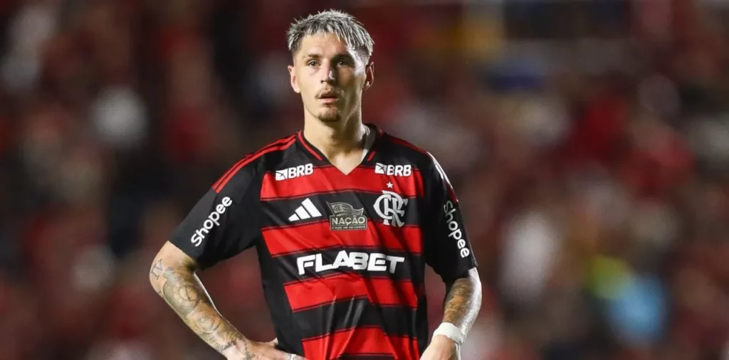 Flamengo acerta renovação de contrato de Varela até 2027