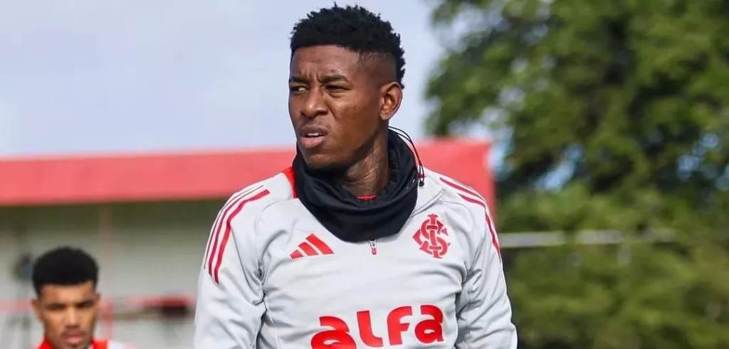 Vitão, do Internacional, é suspenso por ofensas à arbitragem