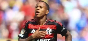 Wallace Yan discute com torcida em sua despedida no Flamengo