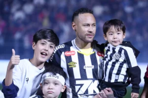 Neymar diz que está mais perto de renovar contrato com o Santos