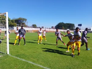 Ponte Preta goleia em amistoso no Jardim Eulina e Valentim observa elenco