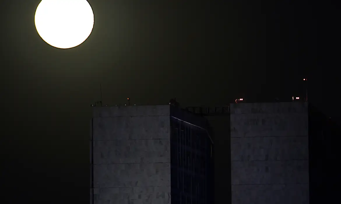 Lua de morango encanta céu do Brasil com evento astronômico raro 1 Foto: Agência Brasil