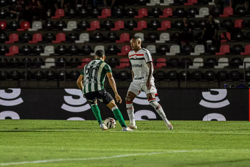 Artilheiro do Botafogo ite baixa produção: “Tivemos poucas chances”