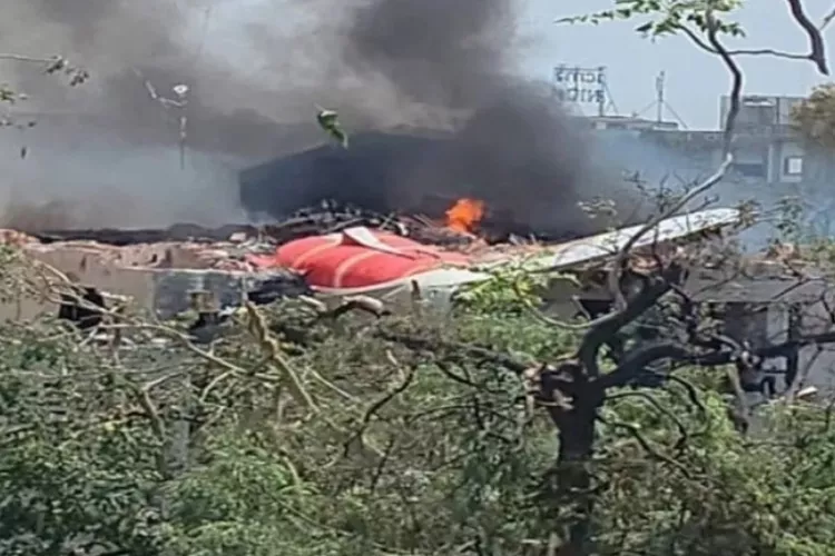 Tragédia: Avião cai na Índia após decolagem e deixa mais de 200 mortos 1 aviao cai na india