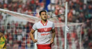 Atacante do CRB vira dúvida contra o Avaí pela Série B