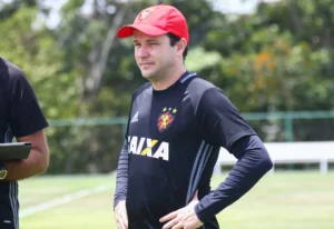 Sport sonda ex-técnicos para substituir António Oliveira