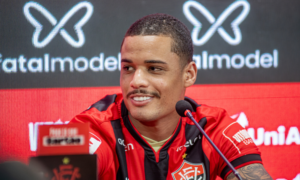 Vitória recusa proposta milionária por atacante; negociações seguem