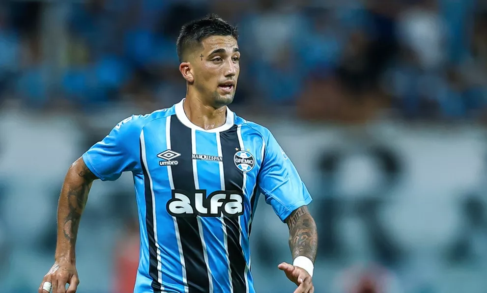Jogador do Grêmio volta de carro do Uruguai e sofre lesão em empate