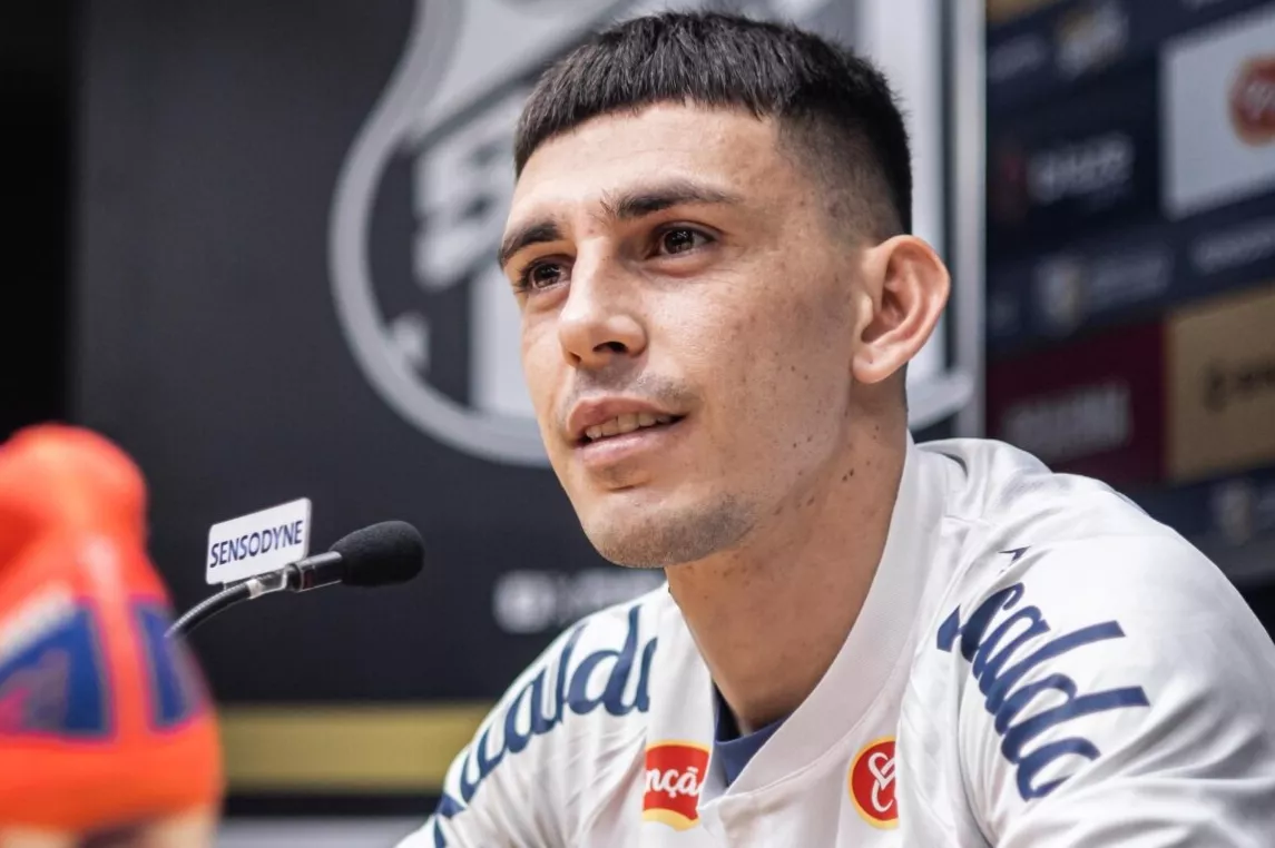 Escobar bem sendo a saída para a posição. Foto: Raul Baretta/Santos FC