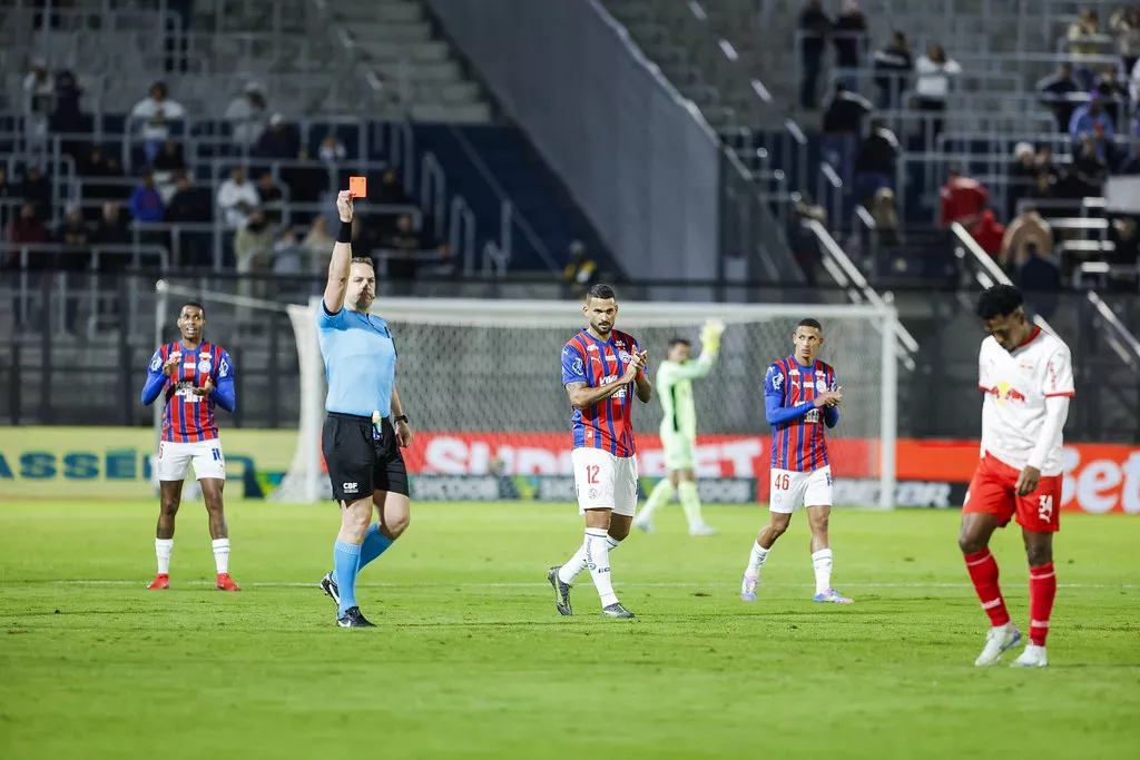 Meia do Bahia exalta triunfo sobre Red Bull Bragantino: "Estamos numa crescente" 2 Expulsão Bragantino ajuda Bahia
