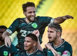 Floresta 2 x 1 Brusque - Lobo segue colado no G-8 da Série C