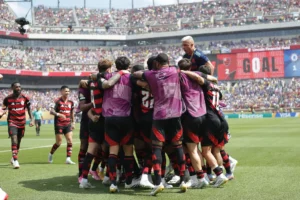 Jogadores do Flamengo exaltam força coletiva após vitória contra Chelsea: 