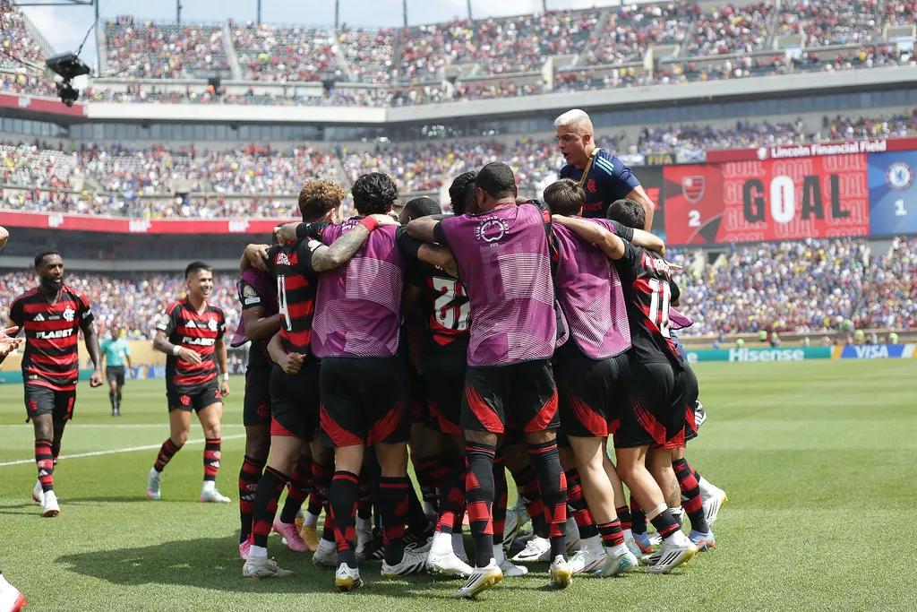 Filipe Luis só mostrou os dentes após o 3º gol do Flamengo