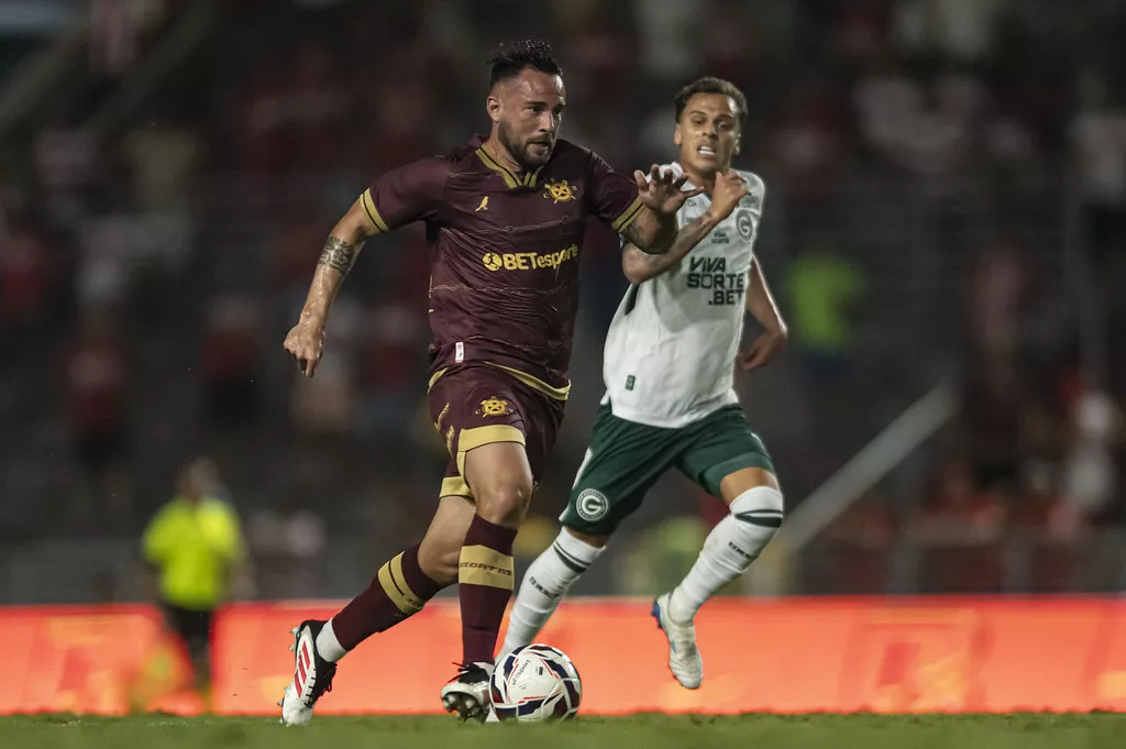 Giovanni briga titularidade CRB