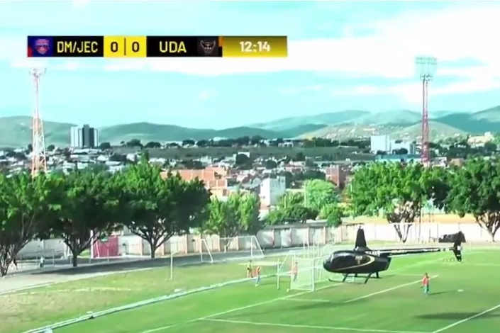 Helicóptero pousa em campo e interrompe jogo entre Doce Mel e UDA (Foto: Rede Solar / TV Doce Mel)