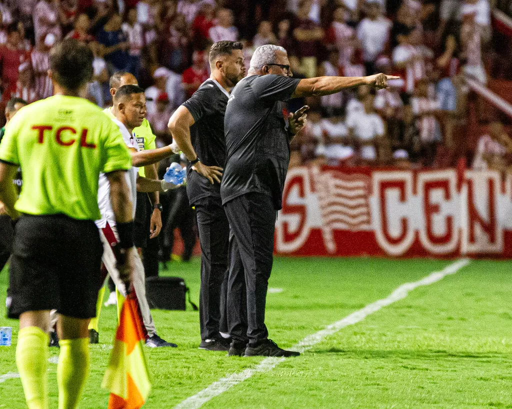 Zagueiro do Náutico tem estreia aprovada: "Vai afinar mais" 2 Hélio aprova estreia Mateus Silva Náutico