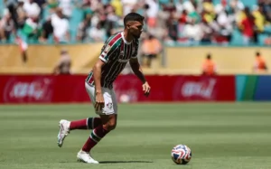 Jogador do Fluminense explica invasão ao seu quarto de hotel no Mundial: ‘Inusitada’
