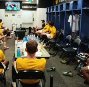 Jogadores reservas do Borussia Dortmund assistem jogo pela televisão no vestiário