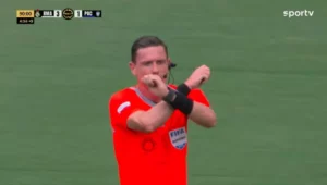 Árbitro brasileiro aciona protocolo antirracismo da Fifa em partida do Real Madrid pelo Mundial
