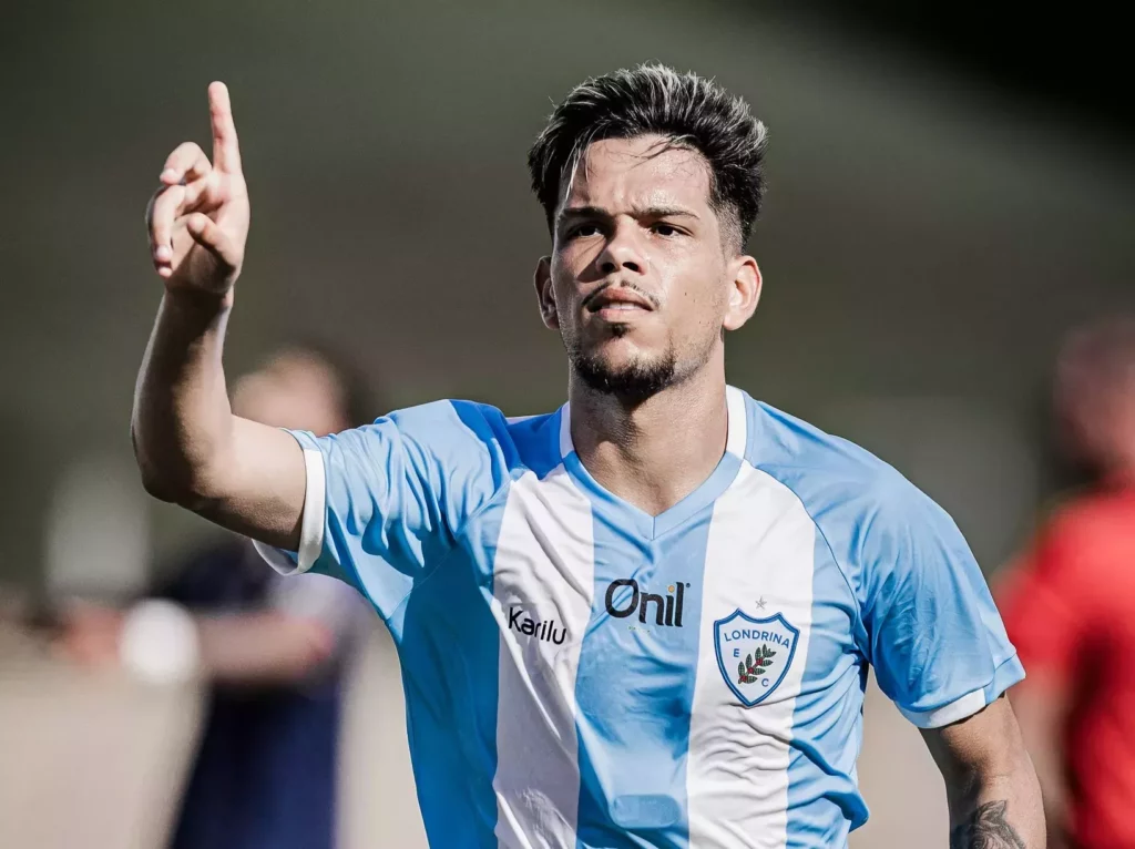 Londrina confirma venda de centroavante para a Europa