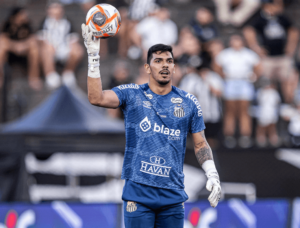 João Paulo fala sobre futuro no Santos e confirma sondagens