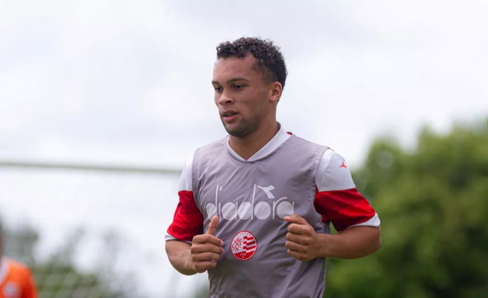 Atacante do Náutico avalia dificuldade para viagem na Série C: "Logística muito complicada" 2 Kayon dificuldade logística Náutico