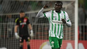 Athletico-PR faz proposta por centroavante colombiano