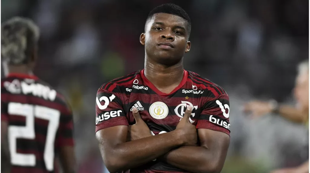 América-MG tem interesse em centroavante ex-Flamengo