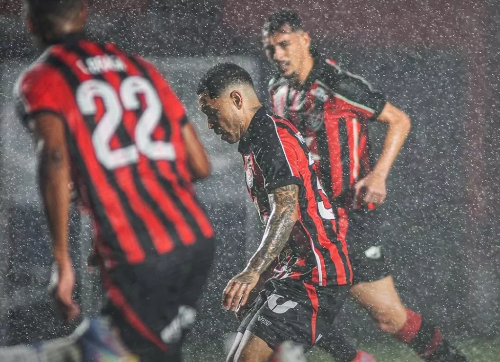 Meia do Vitória lamenta gramado ruim em empate: 