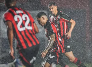 Meia do Vitória lamenta gramado ruim em empate: 