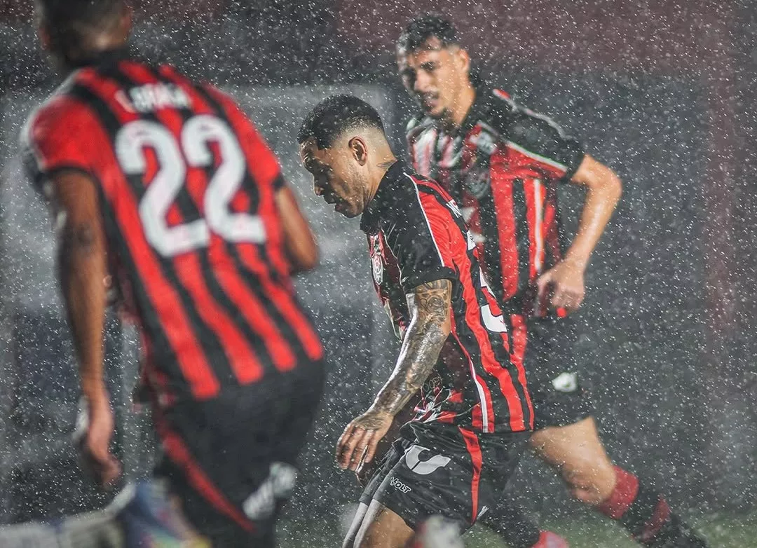 Matheuzinho lamenta empate Vitória