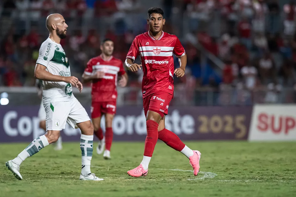 Paysandu se aproxima de acerto com volante de rival da Série B