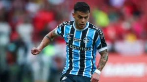 Athletico-PR negocia a contratação de volante do Grêmio