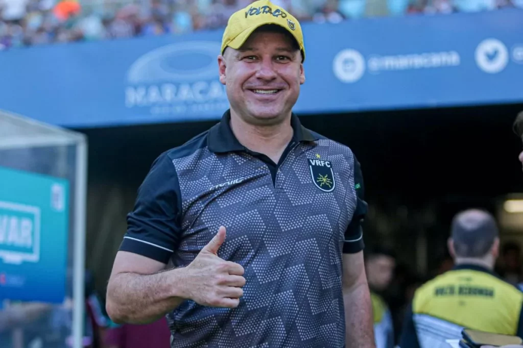 Técnico da Série B solta o verbo após derrota: 'Presidente tem que resolver'