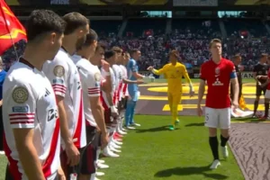 Capitão do Urawa admite erro e se desculpa por gesto com rivais do River no Mundial de Clubes