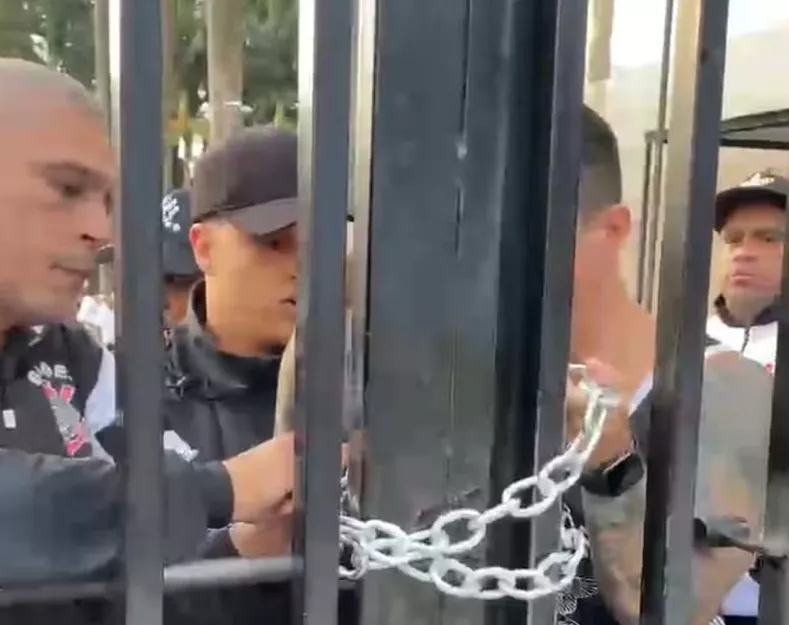 Torcida do Corinthians reivindica melhoras e invade Parque São Jorge