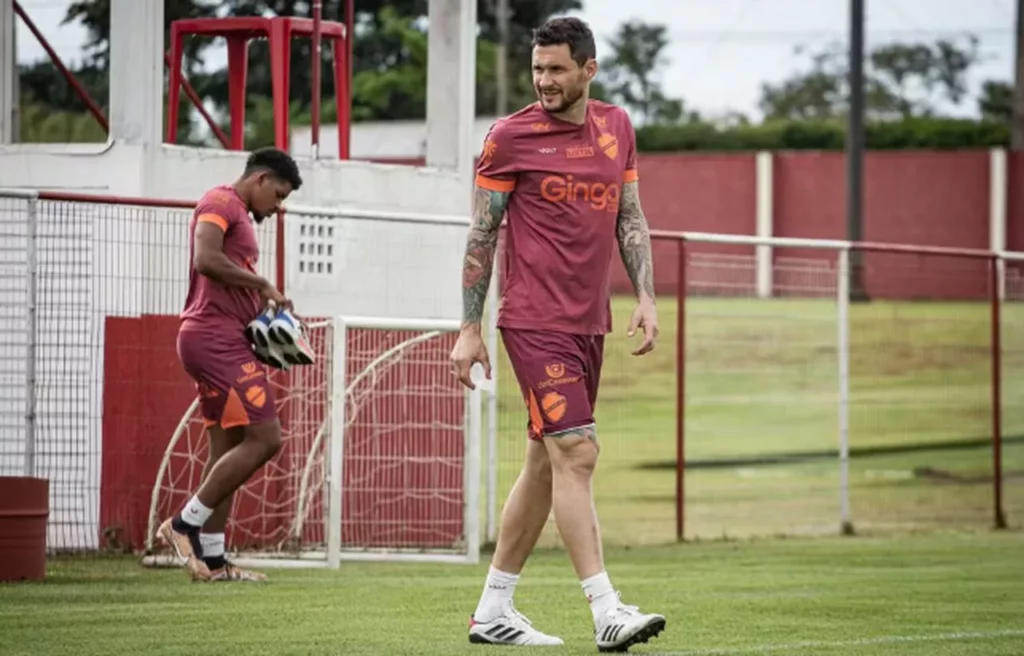 Série B: Tiago Pagnussat volta ao Vila Nova e cobra atitude do elenco