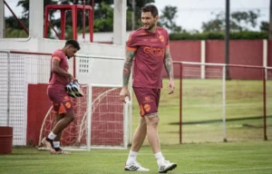 Série B: Tiago Pagnussat volta ao Vila Nova e cobra atitude do elenco