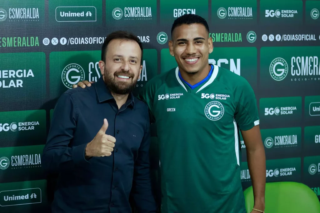 Goiás reintegra atacante que estava fora dos planos